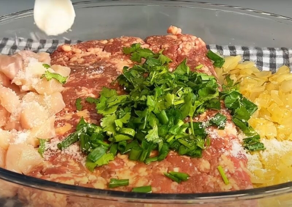 Можно угостить сразу всю родню! Сочные мясные рулеты на праздник или каждый день: просто и очень вкусно