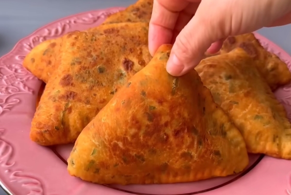 Пирожки, которые съедаются быстрее, чем готовятся: картофельное тесто и начинка, от которой невозможно оторваться Пирожки, которые съедаются быстрее, чем готовятся: картофельное тесто и начинка, от которой невозможно оторваться