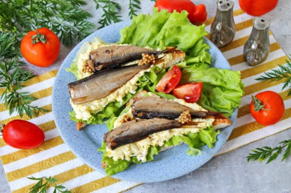 Бутерброды со шпротами