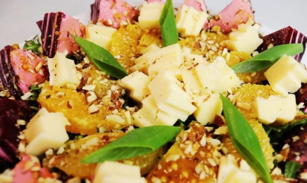 Настоящий ресторанный шедевр! Новогодний свекольный салат с зеленью и сыром: рецепт — украшение