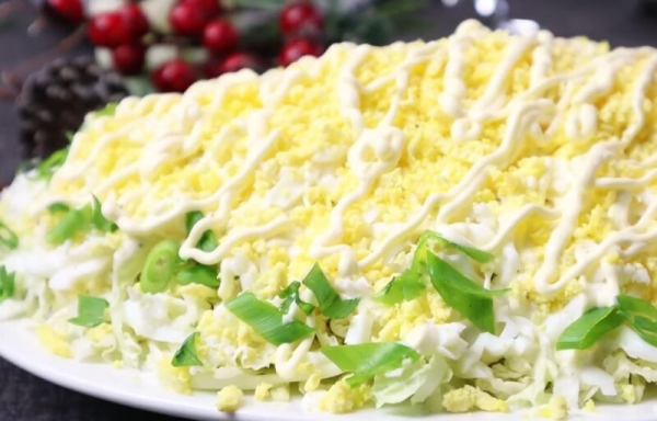 Новогодний салат «Мимоза» по-новому! Рецепт с нежным вкусом и необычным соусом