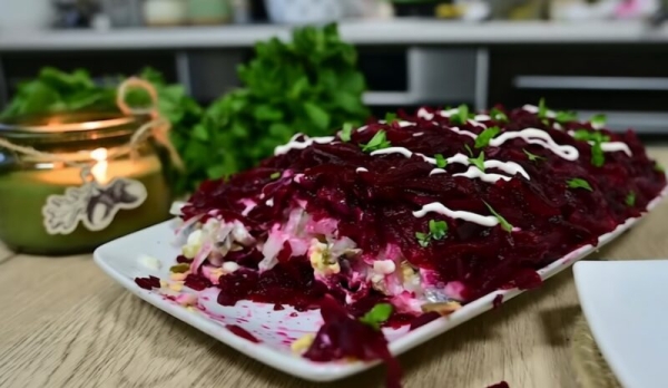 Готовится за 15 минут до праздника: салат «Зимний Смак» — рецепт, который спасет ваш Новогодний ужин! Готовится за 15 минут до праздника: салат «Зимний Смак» — рецепт, который спасет ваш Новогодний ужин!