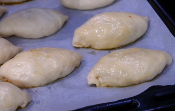 Духовка вместо сковородки: рецепт, который превратит ваши пирожки с капустой в шедевр с хрустящей корочкой