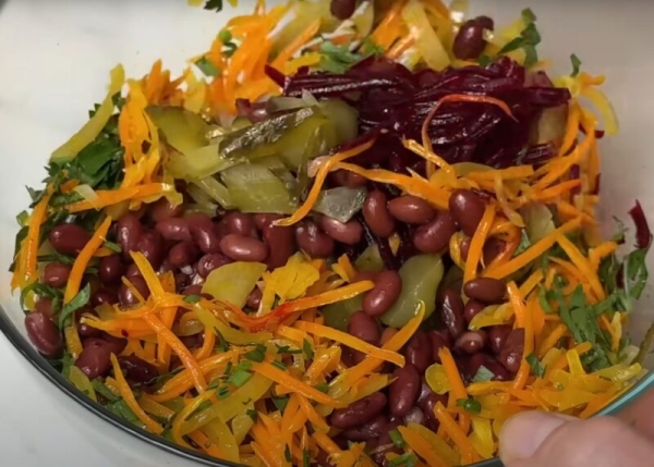 Всего 4 ингредиента и 10 минут: готовим салат, который станет вашей палочкой-выручалочкой на все случаи жизни Всего 4 ингредиента и 10 минут: готовим салат, который станет вашей палочкой-выручалочкой на все случаи жизни