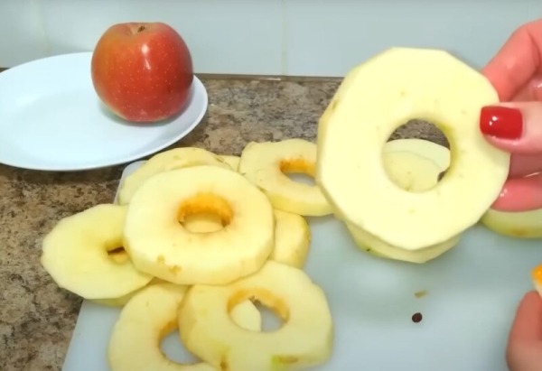 Яблоки в сладком кляре: вкуснятина за 15 минут! Простой и быстрый рецепт выпечки Яблоки в сладком кляре: вкуснятина за 15 минут! Простой и быстрый рецепт выпечки