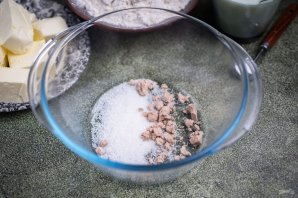 Домашнее слоеное дрожжевое тесто на молоке