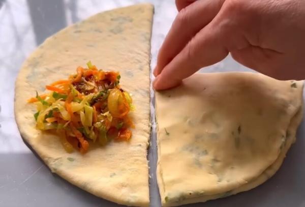 Пирожки, которые съедаются быстрее, чем готовятся: картофельное тесто и начинка, от которой невозможно оторваться Пирожки, которые съедаются быстрее, чем готовятся: картофельное тесто и начинка, от которой невозможно оторваться