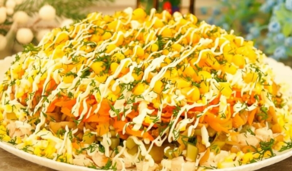 Рецепт, о котором молчат все хозяйки: салат «Курочка под шубой» — исчезает первым с праздничного стола!