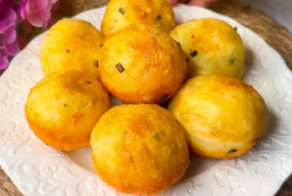 Булочки на картофельном тесте — всегда получаются пышными, сытными, ароматными. Не черствеют целую неделю!