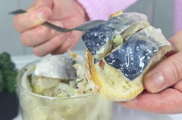 Малосольная скумбрия в домашних условиях: нежная, словно лосось. Маринад готов за 5 минут!