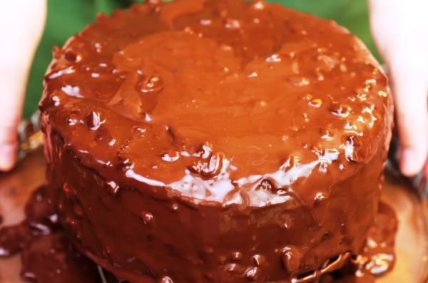 Знаменитый торт «Пьяная вишня» — лучший выбор для случая, когда нужно удивить гостей. Так просто и так вкусно!