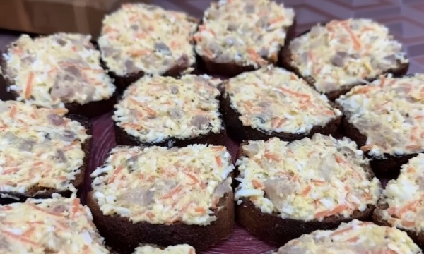 Мировая закуска из сельди на черном хлебе! Рецепт за 5 минут: вкуснее вы точно не пробовали Мировая закуска из сельди на черном хлебе! Рецепт за 5 минут: вкуснее вы точно не пробовали