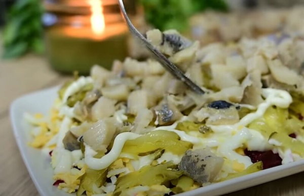 Готовится за 15 минут до праздника: салат «Зимний Смак» — рецепт, который спасет ваш Новогодний ужин! Готовится за 15 минут до праздника: салат «Зимний Смак» — рецепт, который спасет ваш Новогодний ужин!