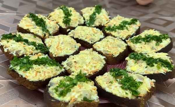 Мировая закуска из сельди на черном хлебе! Рецепт за 5 минут: вкуснее вы точно не пробовали Мировая закуска из сельди на черном хлебе! Рецепт за 5 минут: вкуснее вы точно не пробовали