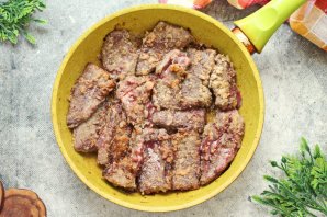 Говяжья печень, тушенная в сметане Говяжья печень, тушенная в сметане