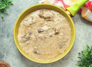 Говяжья печень, тушенная в сметане Говяжья печень, тушенная в сметане