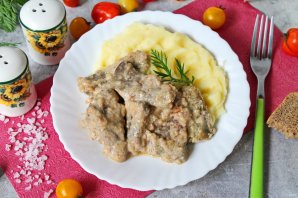 Говяжья печень, тушенная в сметане Говяжья печень, тушенная в сметане