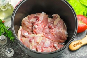 Курица в мультиварке жареная