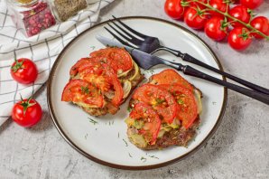 Мясо в духовке с помидорами Мясо в духовке с помидорами