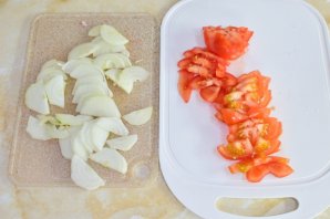 Мясо в духовке с помидорами Мясо в духовке с помидорами