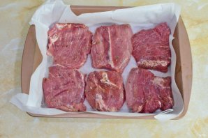 Мясо в духовке с помидорами Мясо в духовке с помидорами