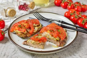 Мясо в духовке с помидорами Мясо в духовке с помидорами