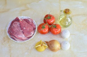 Мясо в духовке с помидорами Мясо в духовке с помидорами