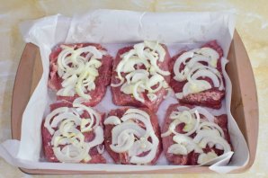 Мясо в духовке с помидорами Мясо в духовке с помидорами