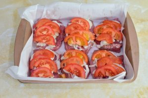 Мясо в духовке с помидорами Мясо в духовке с помидорами
