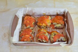 Мясо в духовке с помидорами Мясо в духовке с помидорами