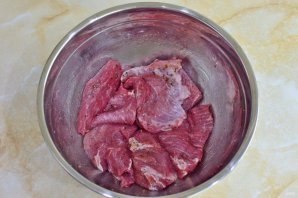 Мясо в духовке с помидорами Мясо в духовке с помидорами