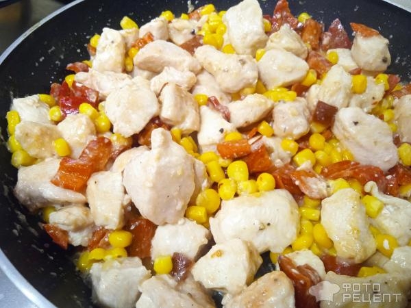 Рецепт: Куриное филе в соусе на сковороде - с кукурузой и болгарским перцем Рецепт: Куриное филе в соусе на сковороде - с кукурузой и болгарским перцем