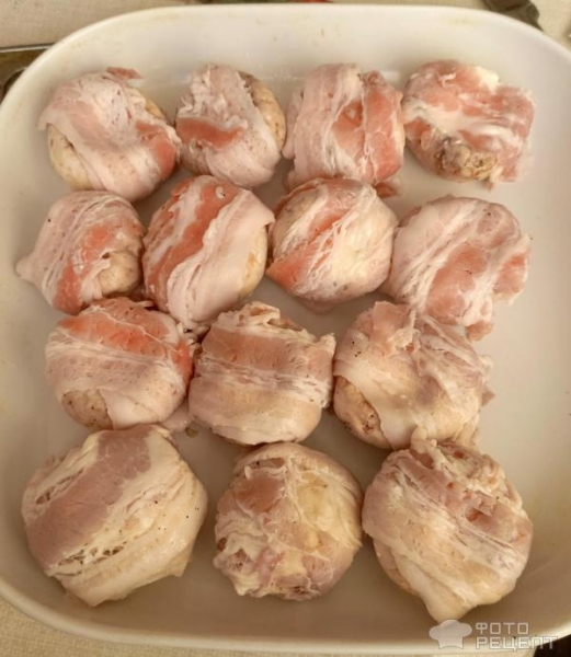 Рецепт: Шампиньоны с творожным сыром, запеченные в беконе - в духовке