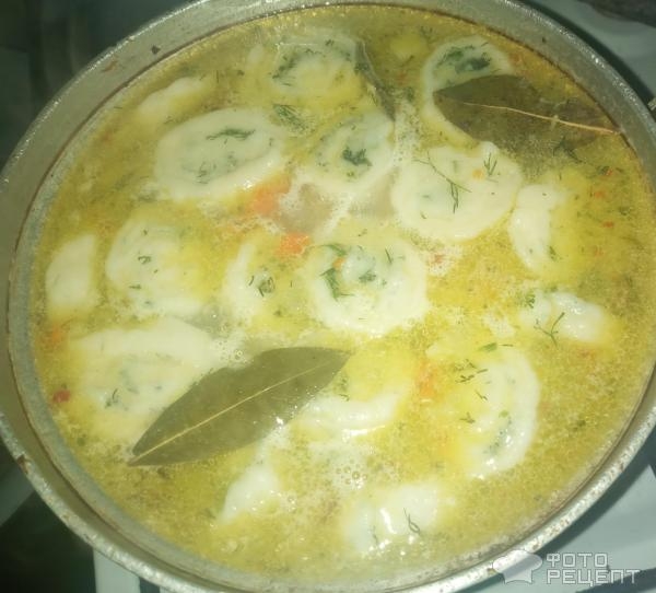 Рецепт: Суп с улитками из теста и зеленью - на курином бульоне