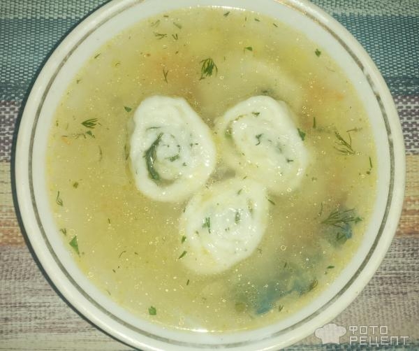 Рецепт: Суп с улитками из теста и зеленью - на курином бульоне