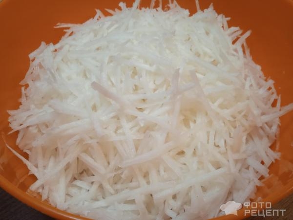 Рецепт: Закуска из дайкона - с сыром и чесноком