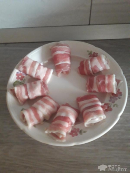 Рецепт: Запеченые беконовые рулеты - с сыром и черносливом!