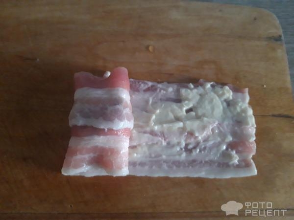 Рецепт: Запеченые беконовые рулеты - с сыром и черносливом!