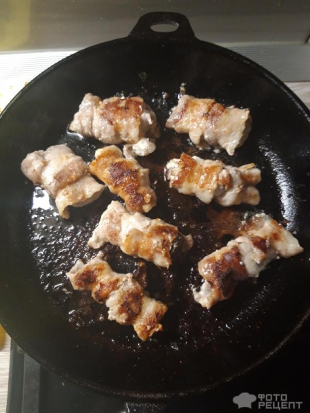 Рецепт: Запеченые беконовые рулеты - с сыром и черносливом!