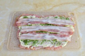 Рулетики из индейки в духовке с начинкой Рулетики из индейки в духовке с начинкой