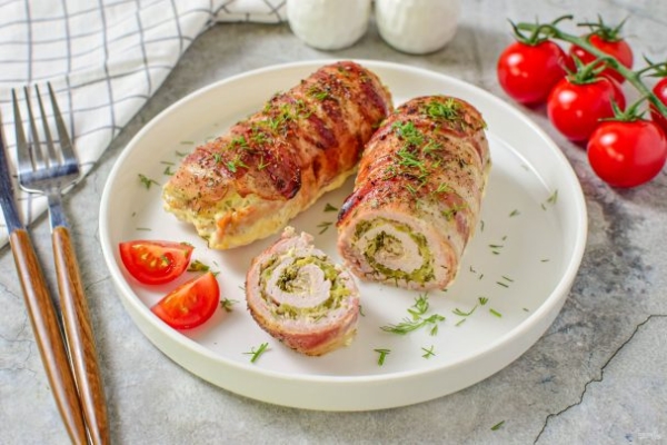 Рулетики из индейки в духовке с начинкой Рулетики из индейки в духовке с начинкой