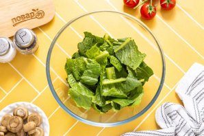 Салат с маринованными шампиньонами