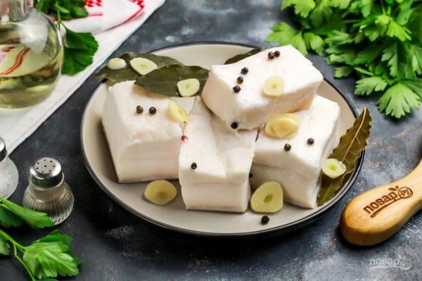 Сало в рассоле в банке