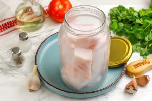 Сало в рассоле в банке