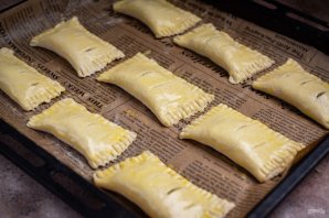 Слоеные пирожки с сыром и луком