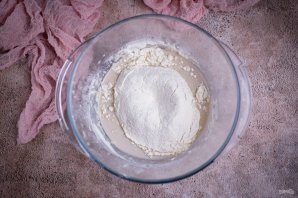 Слоеные пирожки с сыром и луком