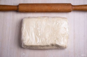 Слоеные пирожки с сыром и луком