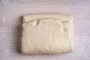 Слоеные пирожки с сыром и луком