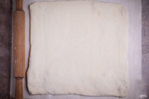 Слоеные пирожки с сыром и луком