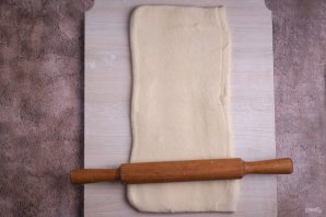 Слоеные пирожки с сыром и луком